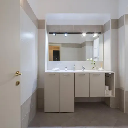 Apartment Bright & Chic 1bdr With Shared Rooftop Terrace In San Babila Mailand