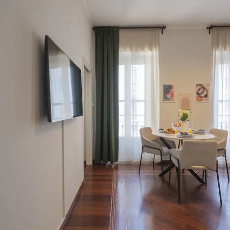 Bright & Chic 1bdr With Shared Rooftop Terrace In San Babila *