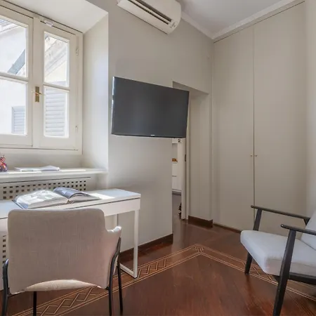 Bright & Chic 1bdr With Shared Rooftop Terrace In San Babila Apartment Mailand