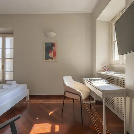 Bright & Chic 1bdr With Shared Rooftop Terrace In San Babila Mailand