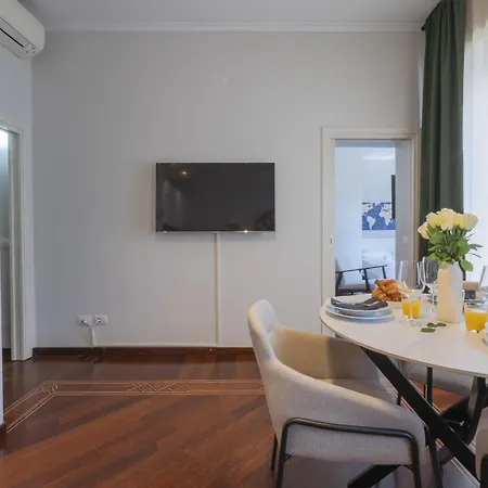 Bright & Chic 1bdr With Shared Rooftop Terrace In San Babila Mailand