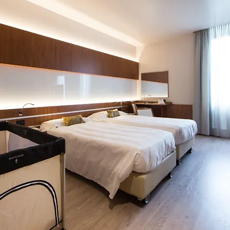 Western Madison Отель 4*