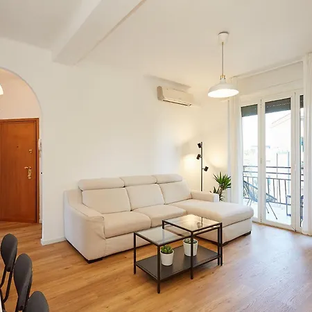 Family Friendly & Spacious W Balcony Metro *