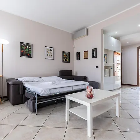 Lovely 15m From Duomo M1 * ميلان