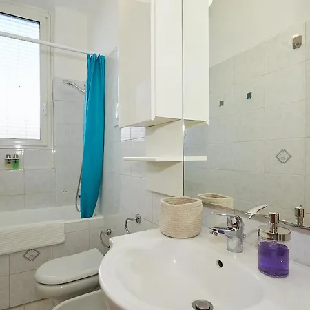 Family Friendly & Spacious W Balcony Metro Appartamento