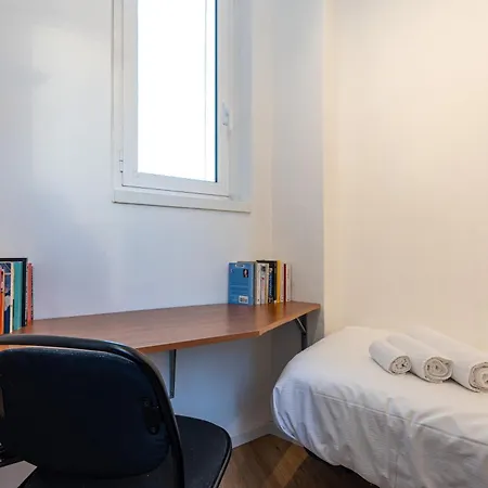 Family Friendly & Spacious W Balcony Metro *