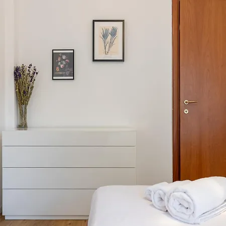 Family Friendly & Spacious W Balcony Metro Appartamento