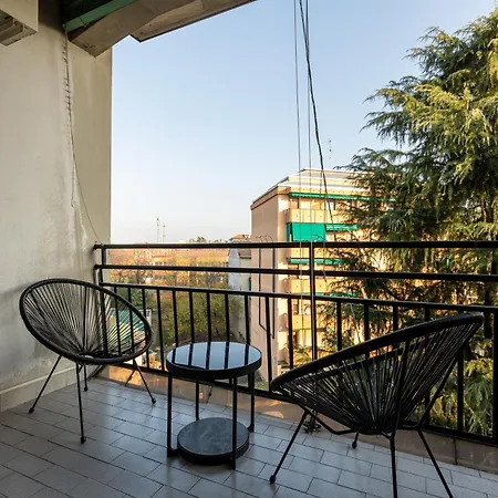 Family Friendly & Spacious W Balcony Metro Appartamento