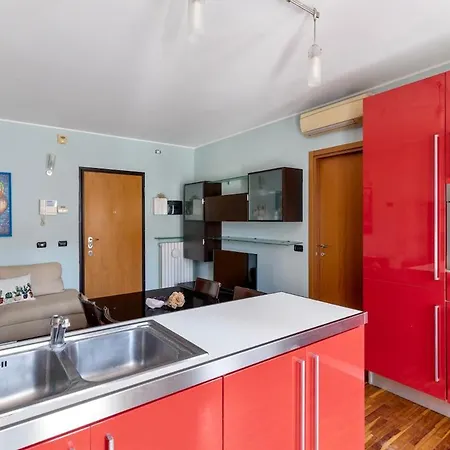 Elegant Retreat With Sunny Terrace & Excellent Metro Links *