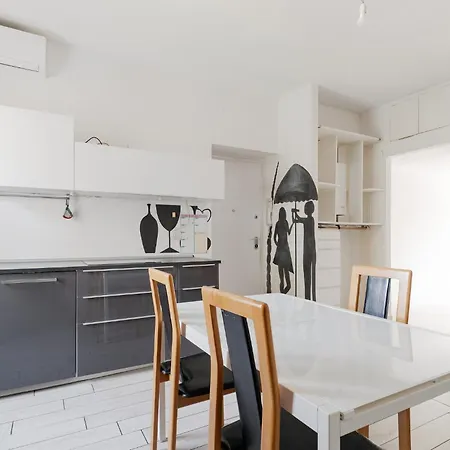 Guesthost - Spacious In Trenno Mailand