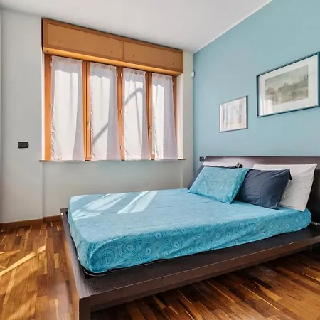 Elegant Retreat With Sunny Terrace & Excellent Metro Links *