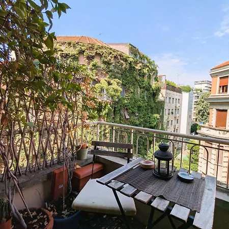 Charming With Balcony - Porta Romana Apartament *