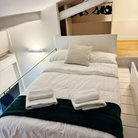 Charming Attic Loft - 5 Mins Station *