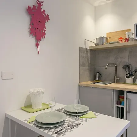 Joivy Cosy Studios, Easy Access To The Centre Of