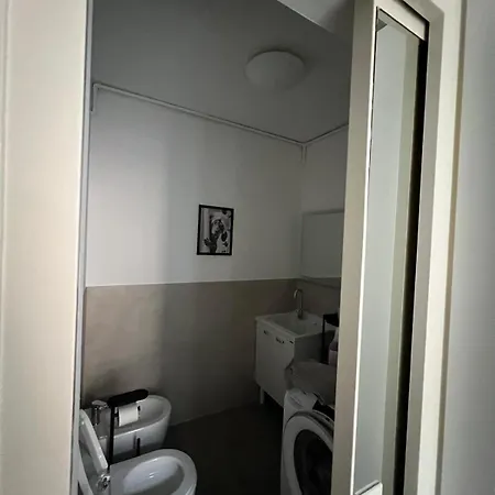 Byron's House ميلان