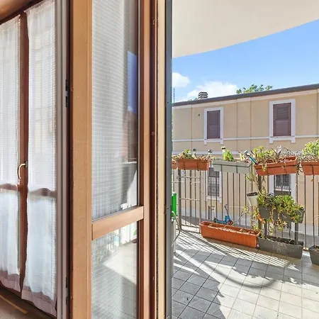 公寓 Elegant Retreat With Sunny Terrace & Excellent Metro Links *