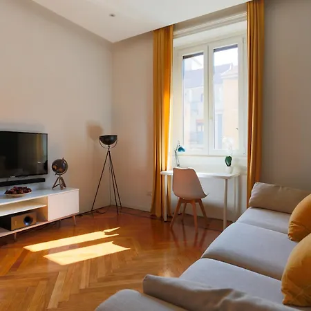 Della Corte House - Elegant Station 아파트