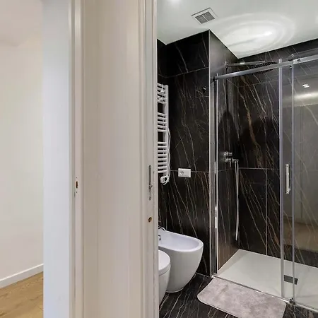 Luxurious Designer - Station Apartment