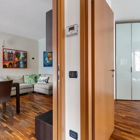 Elegant Retreat With Sunny Terrace & Excellent Metro Links