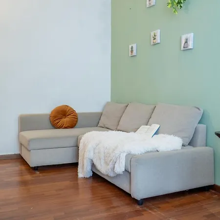 Duomo 10 Minutes Away Spacious 5 Pax Balcony Wifi Ac