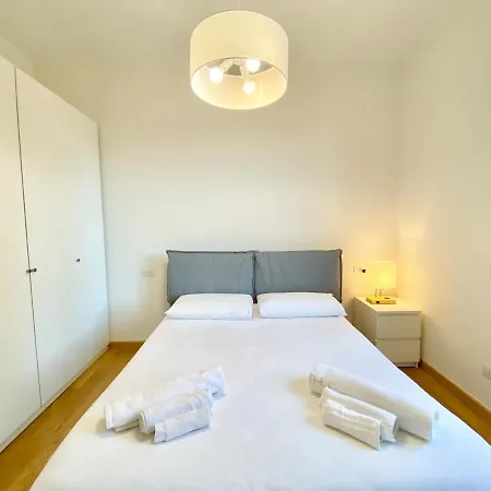 Penthouse With Panoramic Terrace-8 Minutes From The Duomo شقة