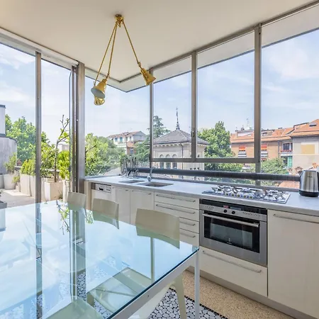 Penthouse Center & Garage