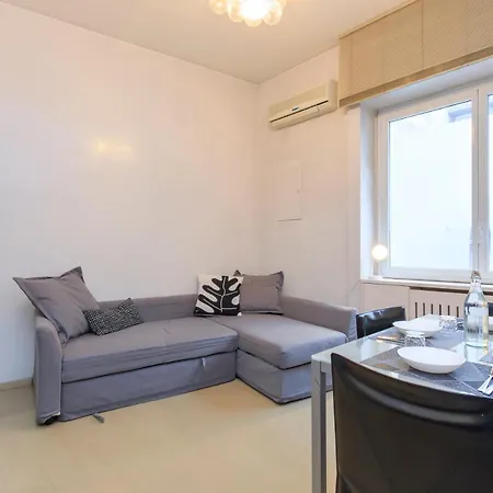 Family Apartment, Duomo 12 Min Walk, 5 Guests, Near Covered Parking 아파트 *