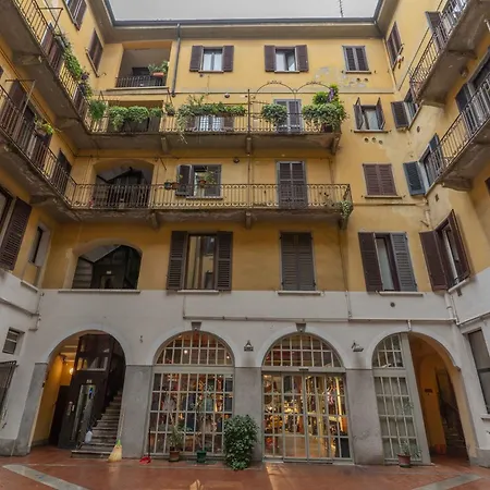 アパート Newly Renovated Homely Flat St Lorenzo ミラノ
