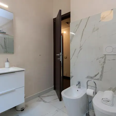 아파트 Family Apartment, Duomo 12 Min Walk, 5 Guests, Near Covered Parking *