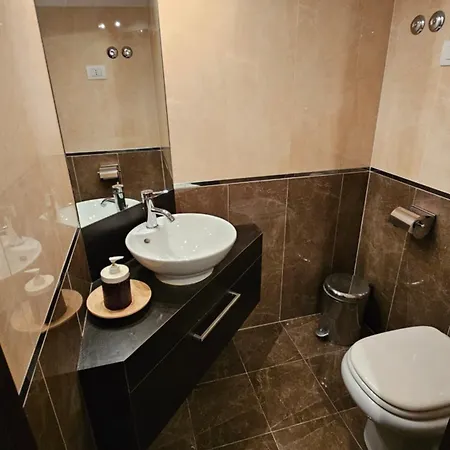 Family Apartment, Duomo 12 Min Walk, 5 Guests, Near Covered Parking 밀라노