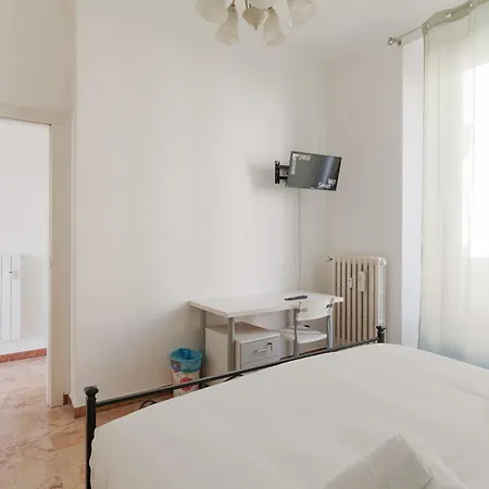 Guesthost - Bright Rubattino