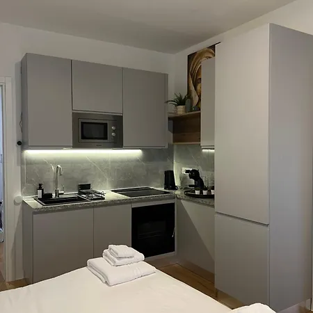 Regina24 Luxury - Elegante A Porta Venezia, 5 Min Dalla Metro 아파트
