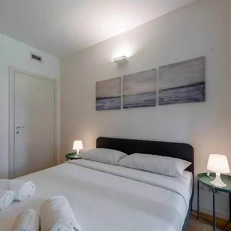 B - Elegant With Terrace & Gym Apartmán *