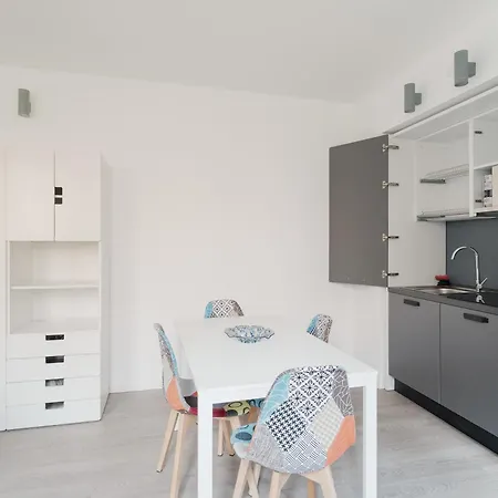 Guesthost - Modern Precotto * Milano