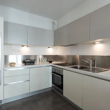 B - Elegant With Terrace & Gym Apartmán *