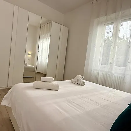 Apartament Metro House