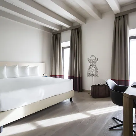 萨沃纳18号套房 4*