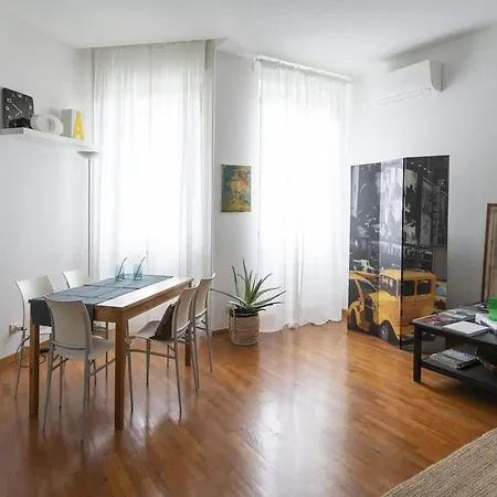 Apartment Stylish Retreat For Two In Milan