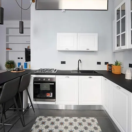 Charming Modern Near Argonne *