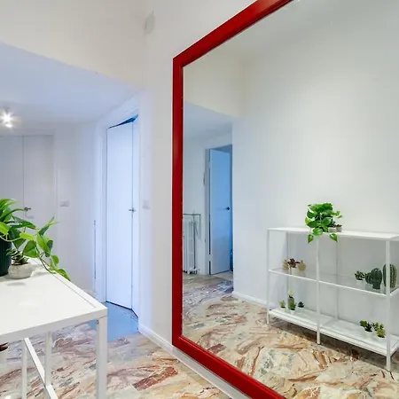 Shopping District -200 Mq - 8 People Milano