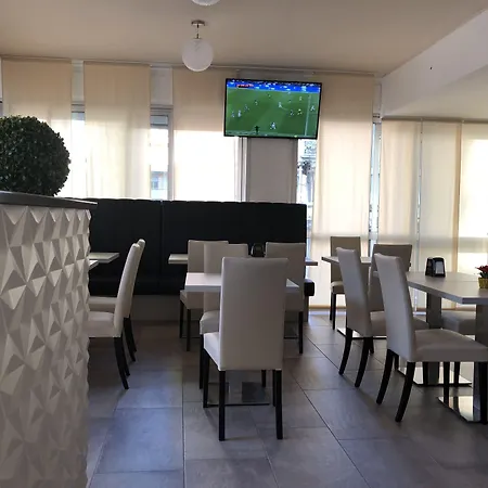 Stradivari Szálloda 3*