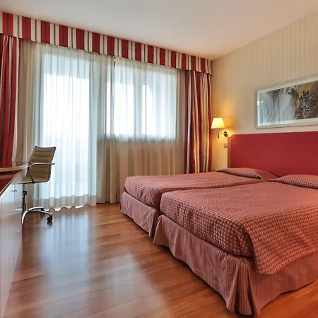 מלון Atahotel Quark 4*