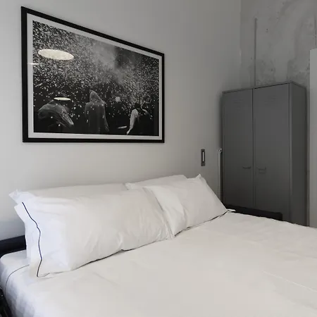 Italianway - Piazza Niccolo Tommaseo 2a * Milánó