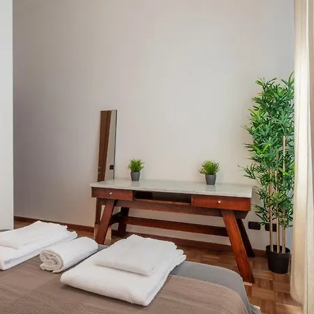 Quiet In The Heart Of Navigli - B * מילאנו