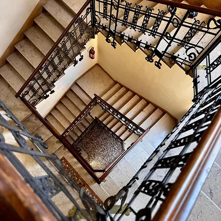 Charming 2 Bed With Private Baths In Center *