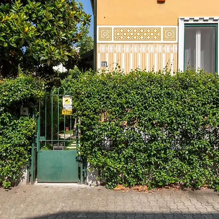 Exclusive Italian Garden In Milán