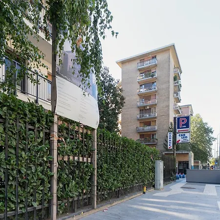 Guesthost - Lorenteggio Charming Flat 公寓 *