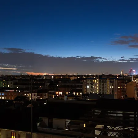 Skyline In Citta Studi A 1 Minuto Dal Metro Con Terrazzo Wi-fi E Netflix