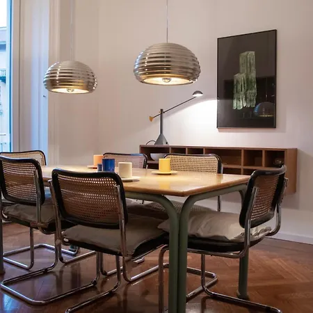 Spacious, Bright Flat With 2 1 Double Bedrooms *