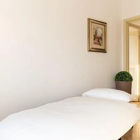 Duomo 7 Min - Panoramic Terrace & Two Bedrooms * Милан